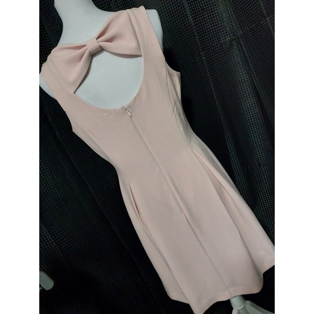 VINCE CAMUTO! PALE PINK LIGHTLY TEXTURED BOW BACK NECKLINE SLEEVELESS DRESS! 10